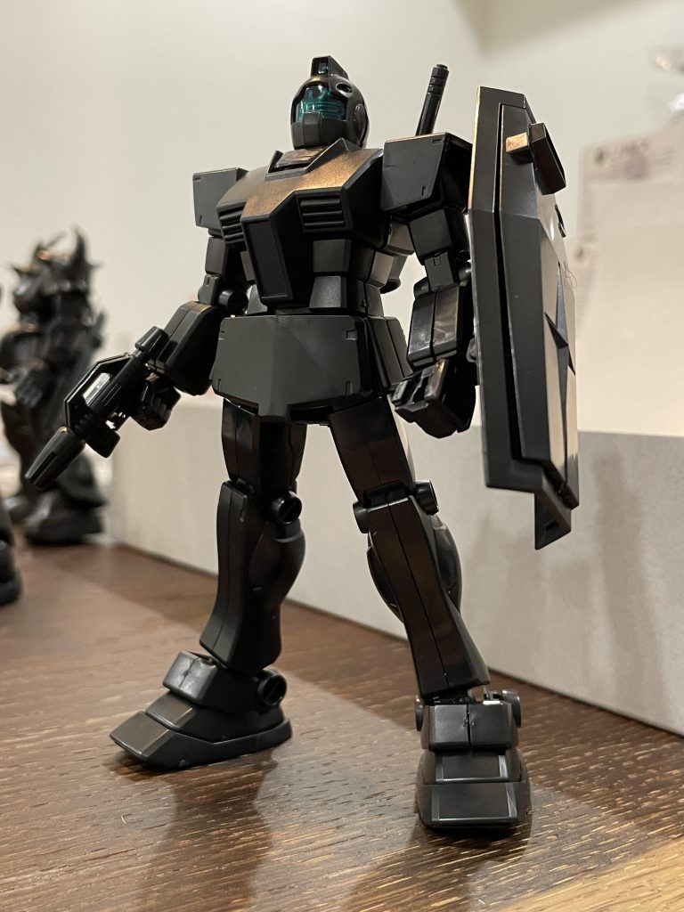 意外に、真っ黒なジムもカッコいいです。設定上、黒いジムっていないですが、デザイン的遊び心としては、アリかもしれません。でも、宇宙空間で真っ黒な機体なんて、後ろからボールに撃たれそうで、誰も乗りたくないですよね。