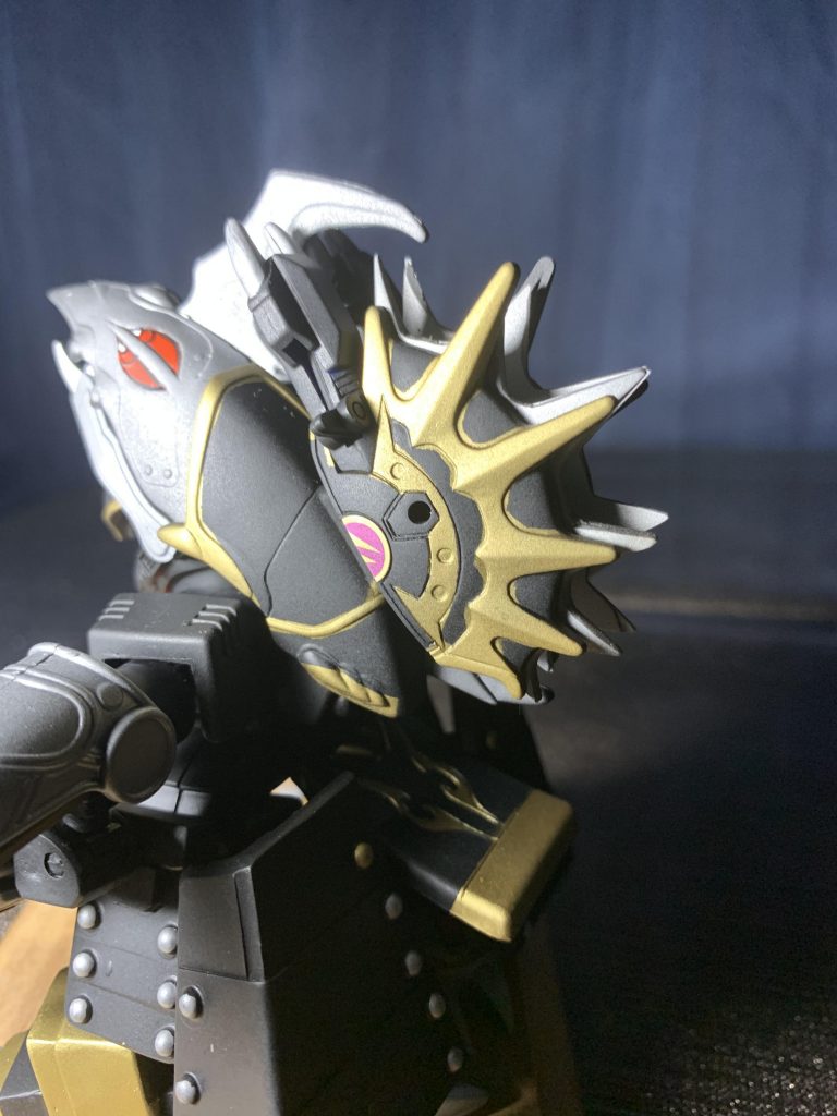 背面の黒星砲。デザインがカッコいいと思います。プラ板で少しトゲトゲを追加しました。