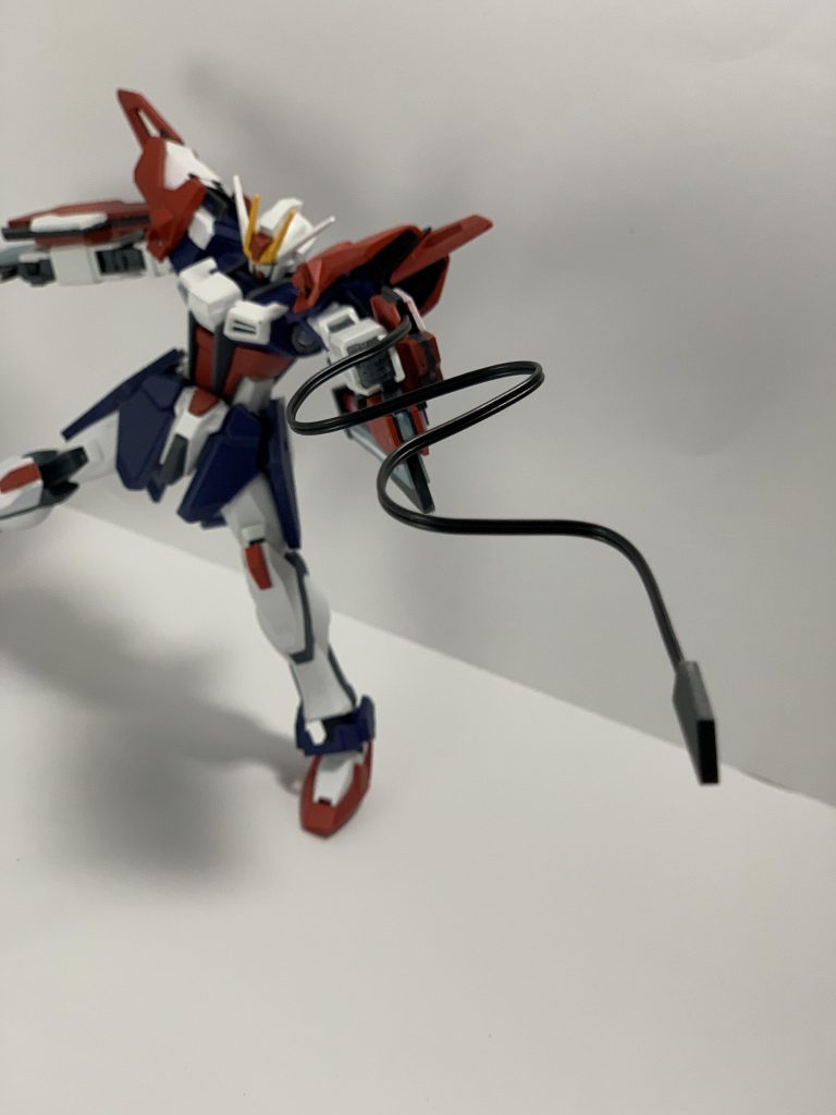 複合攻防システムに搭載されたアンカー兵装「クリンゲボーゲン」刃の弓の意味をもつこの武装もPS装甲の刃であり、目標の拘束、建造物などに突き刺し高速移動が可能ストライクEに装備されたアンカーランチャーの強化改良型である