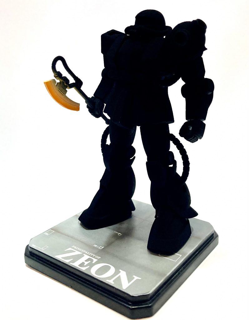 一機だけ作られた宇宙空間専用の隠密強襲型ザクⅡです。ひっそり近づき、一回だけヒートホークで攻撃して、ひっそりと帰艦する漆黒のザク。ひっそりと近づくためにムサイから射出後は圧縮空気を噴射して目的艦に移動します。機体は電波吸収剤を含んだ漆黒の特殊塗料で塗装されており、左肩のショルダーアーマからはミノフスキー粒子氏を散布する機構が追加されている。目視発見の恐れがある光源は超短時間出力のヒートホークだけで、モノアイは通常のものではなく旧世代の暗視カメラであったため非常に視界が悪く、目的艦にたどり着けないこともあった。また、索敵回避のため電波を出力する通信装置は撤去されており作戦中の通信は一切できず、作戦出撃後ムサイに帰艦するには目視で星を見ながら宇宙空間用六分儀で現在位置を把握して移動する必要があった。しばらくして地球連邦軍艦への攻撃が行われなくなったのは、移動用圧縮空気噴出装置の故障で帰艦できずパイロットのシーゲル・マツザキ中尉がザク機内で餓死したためであった。誰も救助に来ない宇宙の片隅で彼は何を想って死んでいったのだろうか・・・。