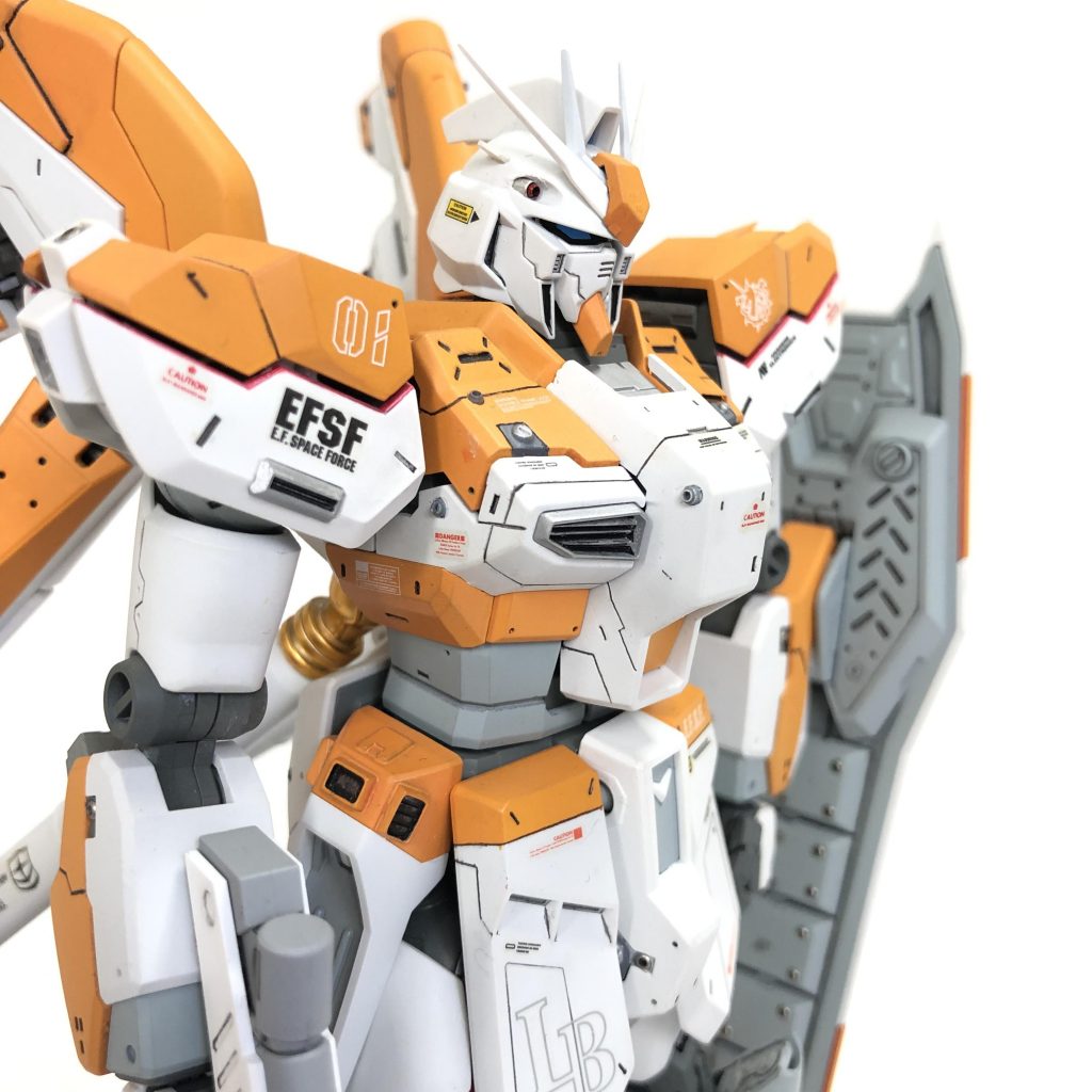 胸部ダクトや肩スラスターはシャープ化。肩は装甲っぽさが出るようプラ板を挟んで少し浮かせています。浮かせたフチは赤を刺し色に入れてみました。