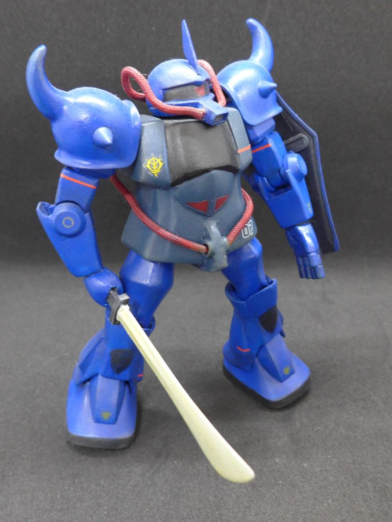 07Hから持ってきた部分のうち、肩スパイクの大きいやつ、コクピットは旧キット部品です。左手マシンガンは（いけないと思いつつ？）HGのものです。動力パイプはメッシュワイヤーです。