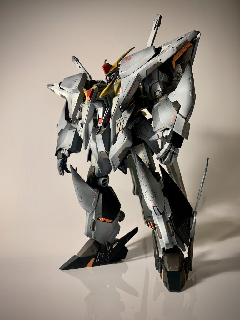 斜め正面から。よくキット化出来たなという異形のデザイン。各所をシャープかし、グラデーション塗装を施した事で大気圏内の降下での摩擦やリアリティを出すことが出来ました。