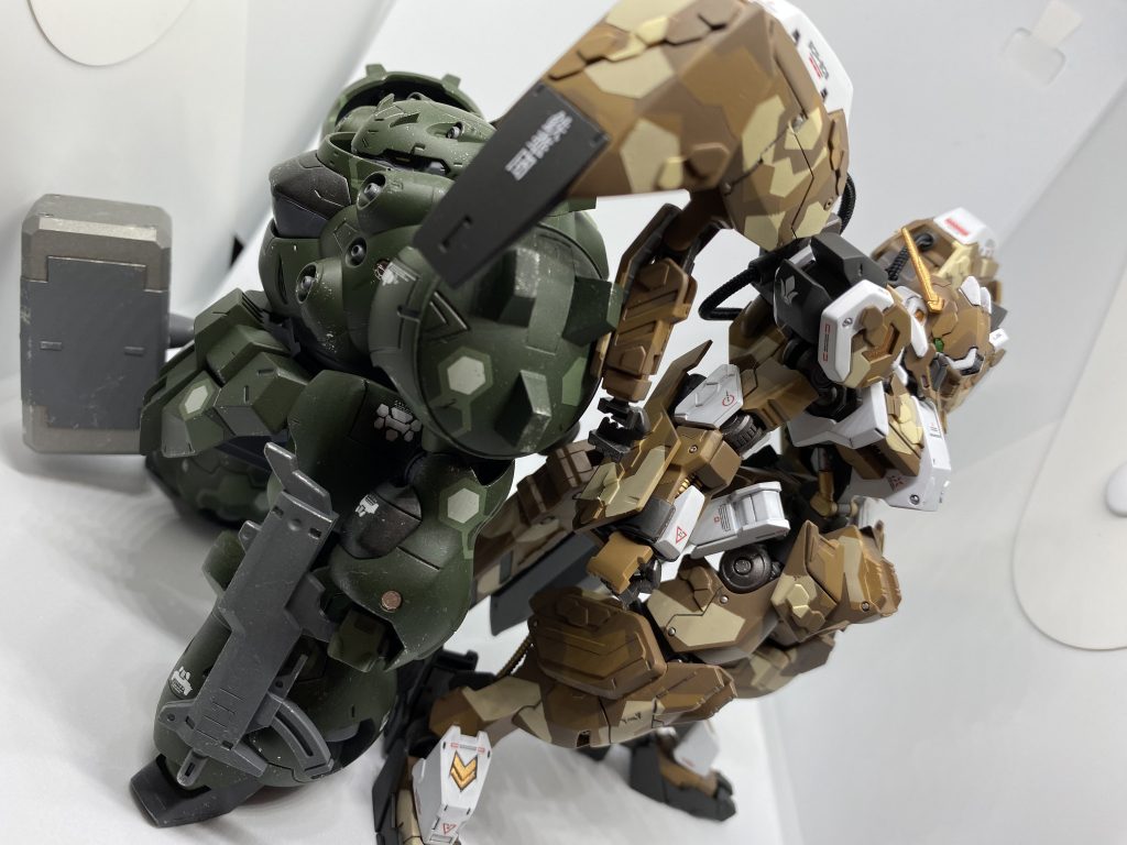 以前作ったグシオンと。ヘックス迷彩を試してみたので、今回はなんちゃってスプリッター迷彩を試してみました。マスキングを剥がすのが楽しくて仕方なかったです笑