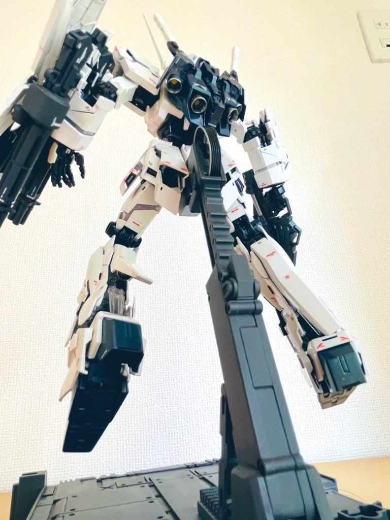 ソールやバックパックは緑方向に寄せてみました。