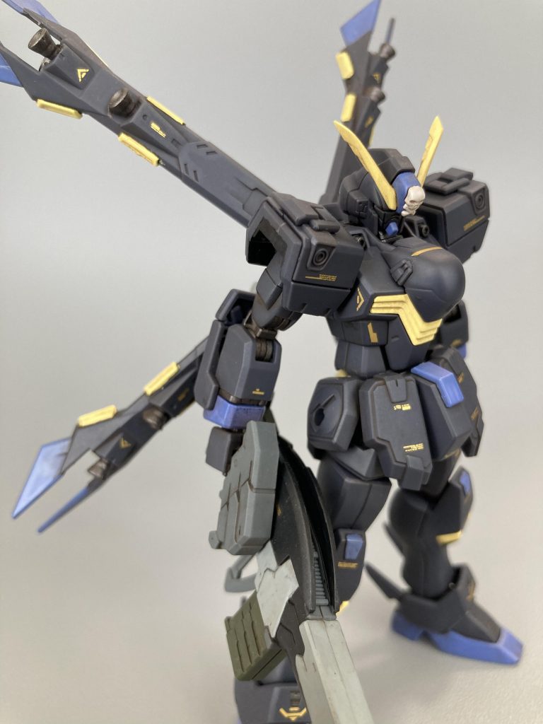 ゲート跡未処理、肩パーツを中途半端に合わせ目消さず、黄色と紫とフレーム部、バーニアノズル、武器を部分塗装しました。ゴールドの水転写デカール貼ってつや消し後に、グランドブラウンでウォッシングして終了です。S字立ちがカッコよすぎます！フェイスのマスク部接続を自分好みにするために加工したくらいです！最後までご覧頂きありがとうございました😊