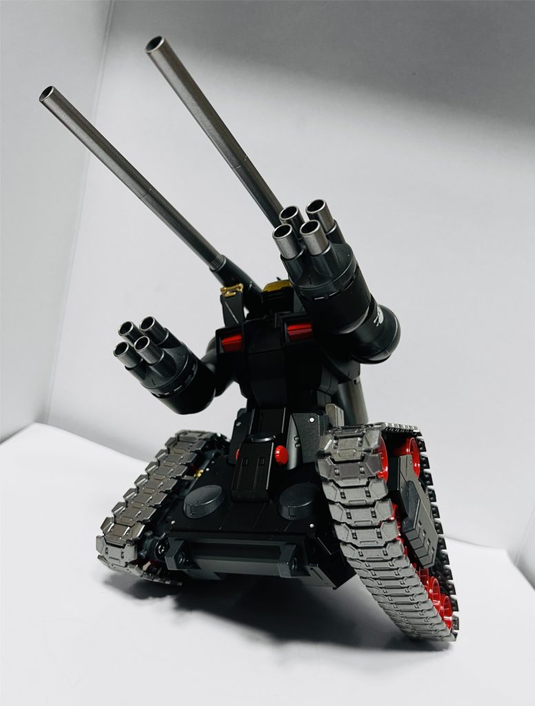 アサヒペン（つや消しブラック、レッド）タミヤ（ライトガンメタル）クレオス（連邦グレー）で缶塗装。