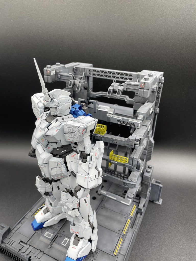 デカールを貼ってつや消し吹いたらこんな感じもはや完成といいたい所ですが今から本番です。まだだ、まだ終わらんよまだフレキシブルLEDシートをつけていません😭今からバラしてフレキシブルLEDシートを入れ込んできます😭ああ、バラすのも大変なんだろうな😭笑