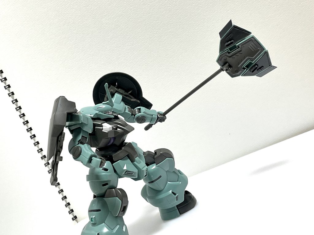 試験兵装「リアアーマー・アックス」&「アタッチメントロッド」ラウダ専用機に配された大型ヒートアックスに着想を得て、「身につけたものを武器化して荷重を減らそう」という目的でリアアーマーにヒートブレードとロッドを追加改造した格闘武器。内蔵されたジェネレーターによりヒートブレードを展開。場合によってはこのアックスを抱えたままスラスターを噴射して強制後退する事もできる発明品。もちろんそんな精密機械を鈍器にしていつまで保つかはわからない。