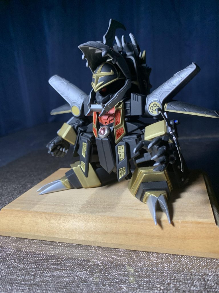 素立はこのような出立ちに。胸部は元の出来が良かったのでほぼそのままにしつつ、腰から下はプラ板でスクラッチしています。特に両足と握り手は0から作成しており、とても苦労しました。しかしお陰で、闇皇帝の「なんかでかい」感を出せたかもしれません。