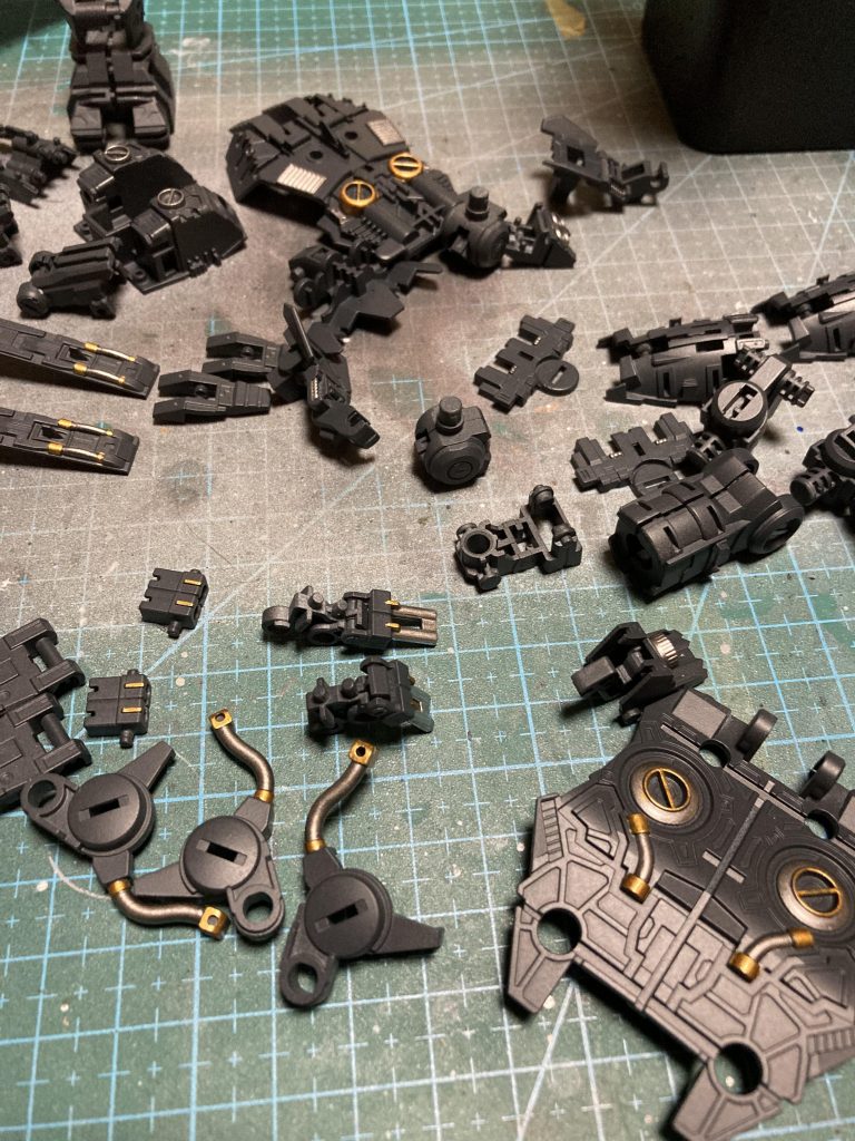 フレームはジャーマングレーです。ちょいとシルバーとゴールドで塗り分けしました。シリンダーぽいところはガンダムマーカーのメッキを使用