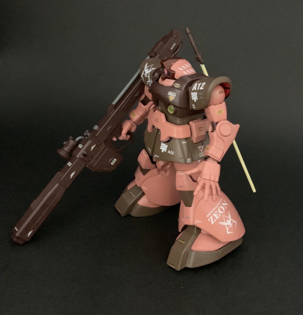 多分、わかる人にはわかると思うのですが、MGシャア専用ゲルググとシャアザクのデカールを使いました。A12と階級賞を色々切り貼りしたのは楽しかったです