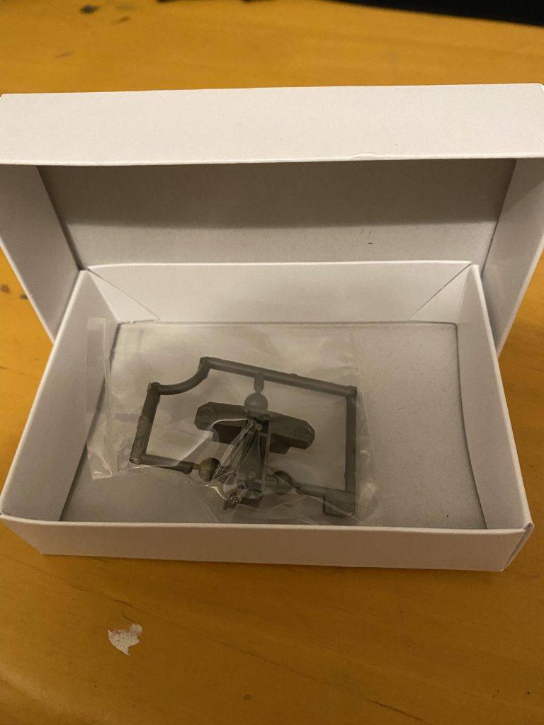 速攻バンダイ病院に連絡してパーツ代40円と、送料300円で送ってもらえました😃