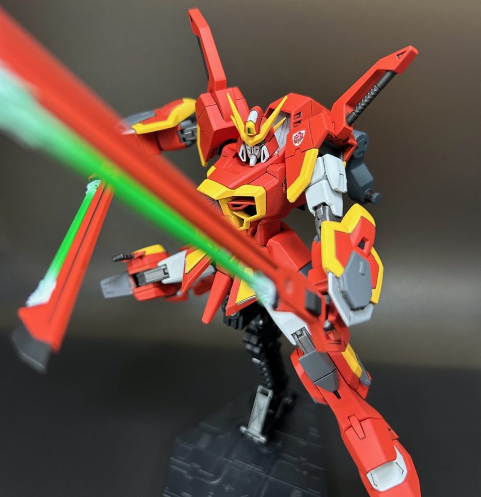 肩関節は胴側のポリキャップとナイトジャスティスの肩関節の間にダブルボールジョイントを設けたので、かなり可動範囲が広くなりました。