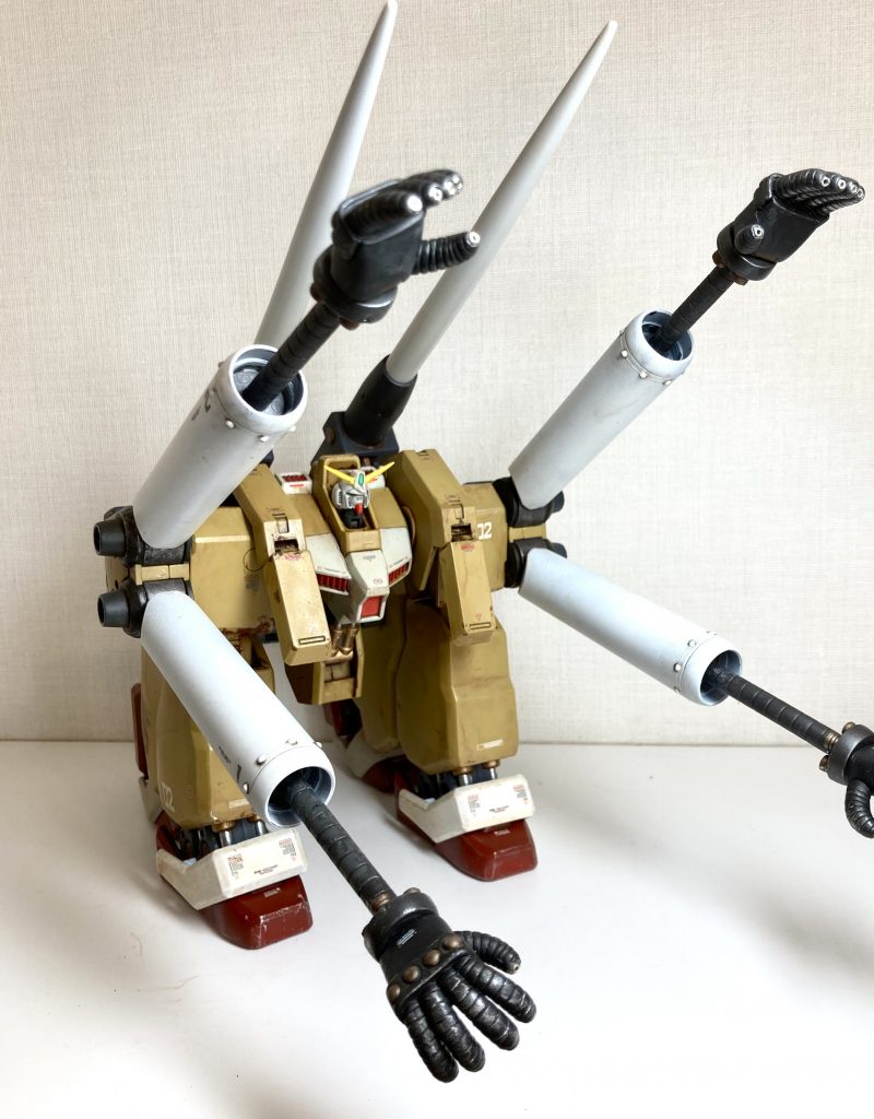 個人的には、間接部のシリンダーをゴールドとメッキシルバーで塗装したことで、機械っぽさが増したところが気に入っています。手の指には、メタルパイプを埋め込みました。