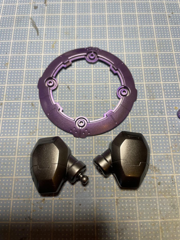 クリアーを吹き付け完成したパーツ。初めてのメタリック塗装でイメージがあまりわかず参考になるものを見たり聞いたりしながら準備をして塗装作業中はスプーンを使っての確認作業をしながらの塗装でした。ウェザリングが中心の制作でしたがメタリック塗装もとても楽しくてハマりました。自分にとっての制作の幅が広がってより一層楽しく制作が出来そうです。最後まで読んで見て頂きありがとうございました。