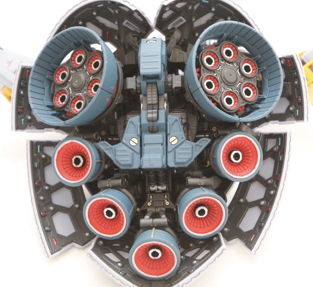 みんな大好きスカート内部構造。フレームは黒鉄色を缶スプレーし、ガンダムマーカーEXのシルバーと4artistの金でアクセントをつけてます。外装をフレームにはめるピンは、丸ピンを銀に、四角ピンをメタリックレッドとグリーンで塗ってセンサーっぽくしてみたのですが、つや消しを吹いたら全く映えなくなってしまった…。