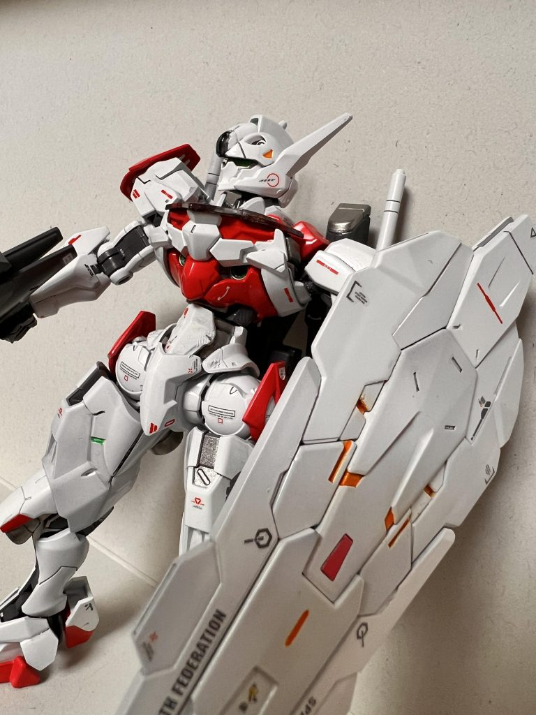 シールドの差し色のオレンジはエナメルなんですが、ちゃんとマスキングして塗装すればよかったと後悔。なかなか黄色系は拭色大変でした