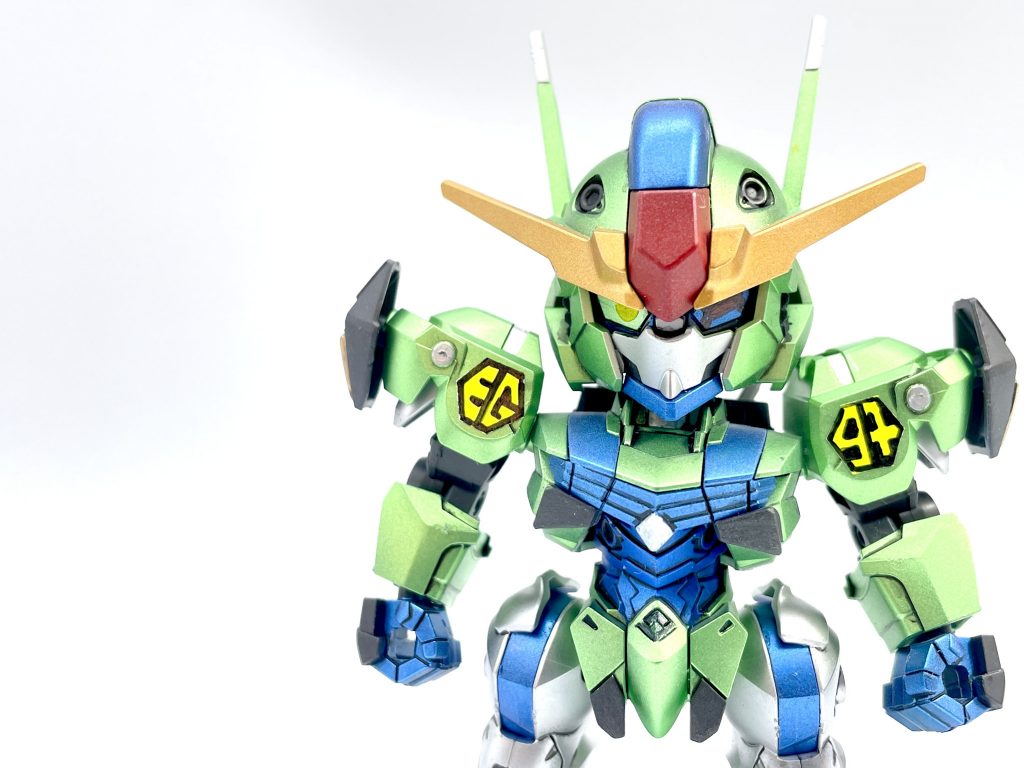 両肩のマーキングは百均の蛍光シールに黒マッキーで手書きしたものを貼っただけ。右目はメタルイエローグリーンの上に円形マスキングしてクリアイエローを吹いて機兵特有のハイライトのない目を再現。左目はエプコ再現でバイザー風にしました。