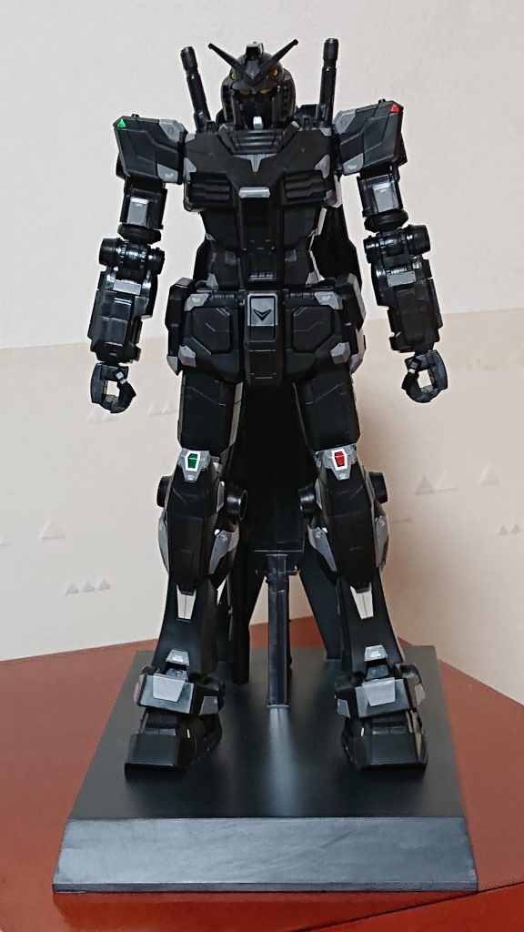 付属のスタンドに立てて。このキット、同じランナーでも光の当たる角度でツヤが出る場所もあればツヤ消しになる部分もあったのでトップコートは吹きませんでした。バンダイさんの方で意図的にワンパーツで光沢と艶消しに見える表面の成形をしてるのかも。と思ってしまいます☀️