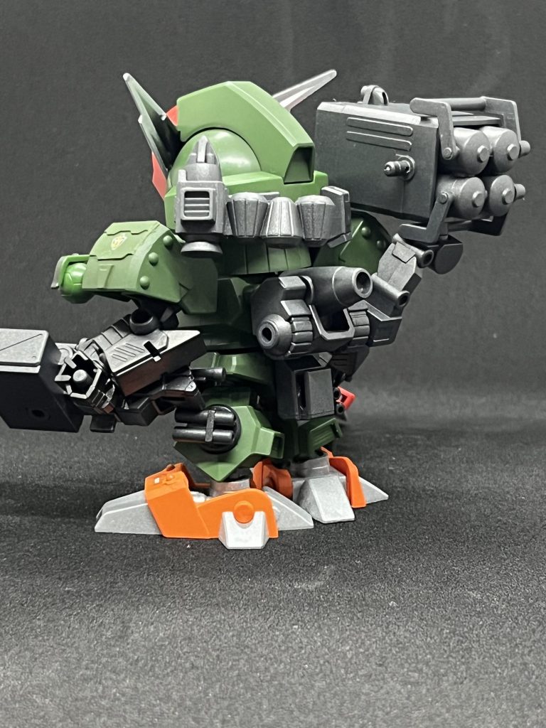 肩の部分にプラ板を貼ってデティールアップしています。