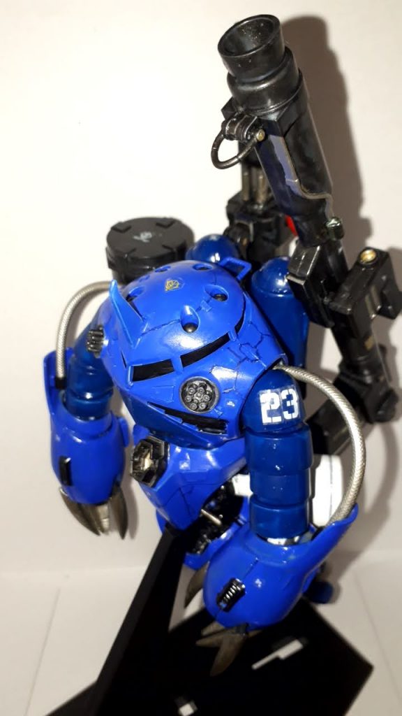 腕をズゴックEのものに変更(接続方法が違ったのでジョイントをプラバンなどで自作)元の腕よりビーム出力が上がっていそうなので動力チューブを追加。足の関節?を腕に追加し延長胸部のダクトをガトリングの先端(バルカンのような設定)に変更ミサイル発射口?を1つ塞いでブレードアンテナをパテなどを使い固定