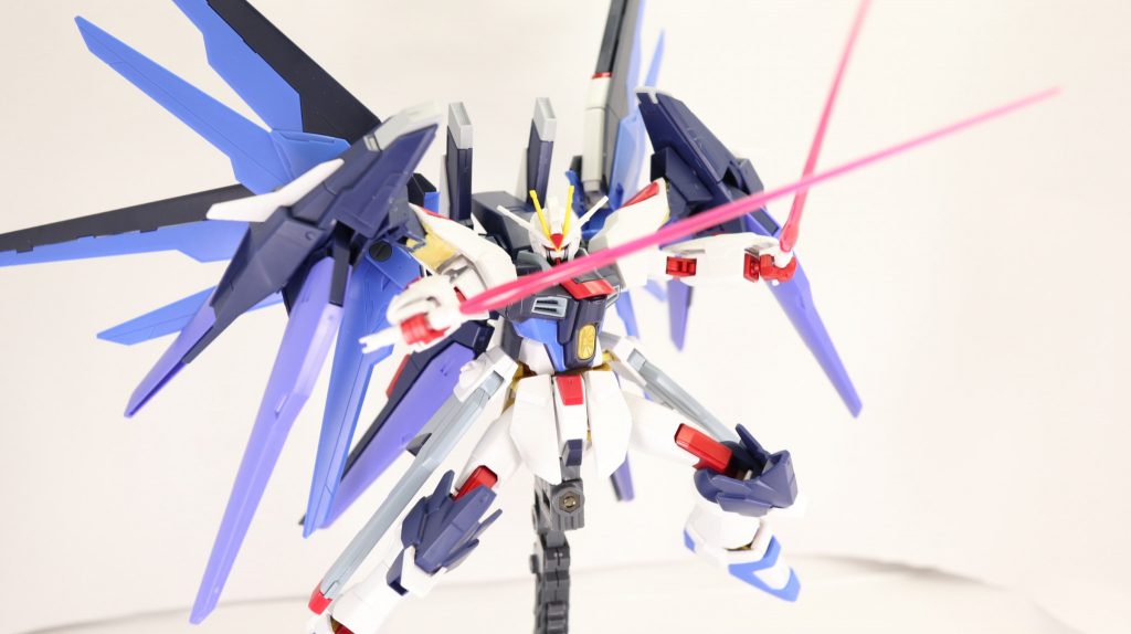 こちら塗装前の稼働確認中のショットになります。パーツ数が多くて稼働確認が大変でした...