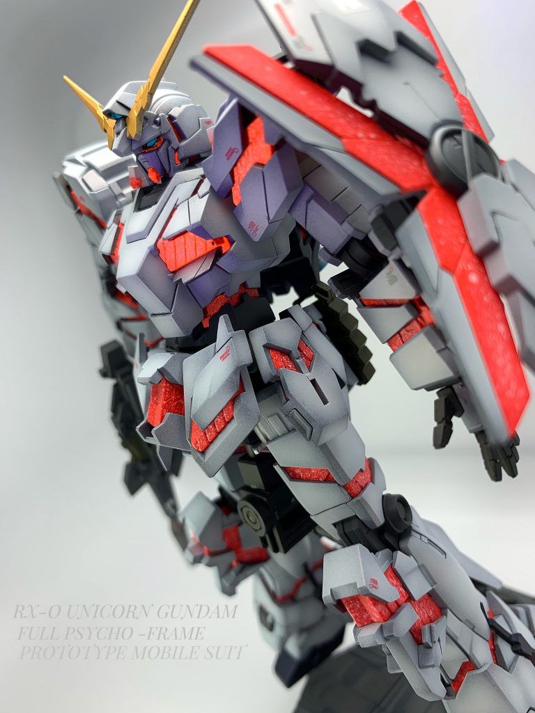 絵画等で見られるスパッタリングという技法でサイコフレームの発光を表現してみました。