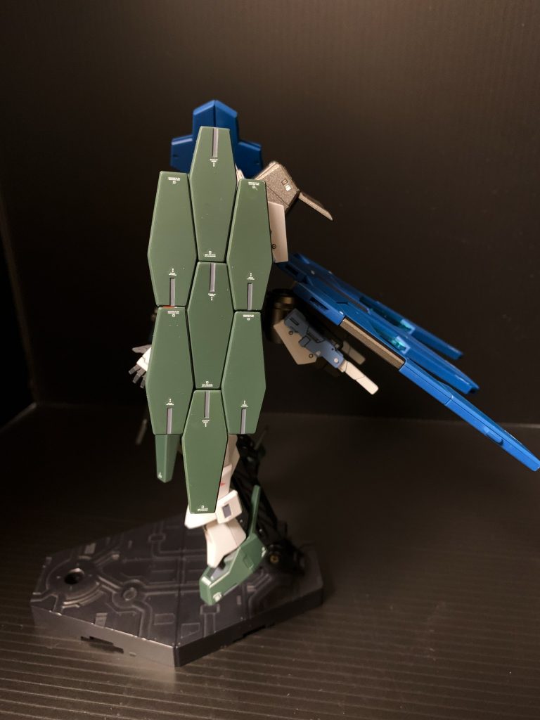 ライフルビット等のグレーはエナメルで筆塗りです。ピストルは白一色なのでマスキングで塗り分けしています。