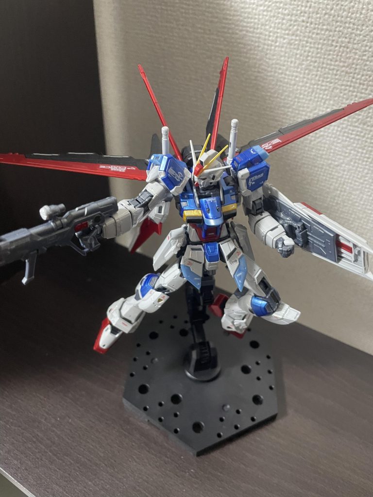 メタリックな青色がとてもカッコよく非常に満足です最近のキットはデカールも標準で入っていることにも感動を覚えました（笑）メタリックボディにデカール貼ることで更にディテールが細かくなるの嬉しいですね