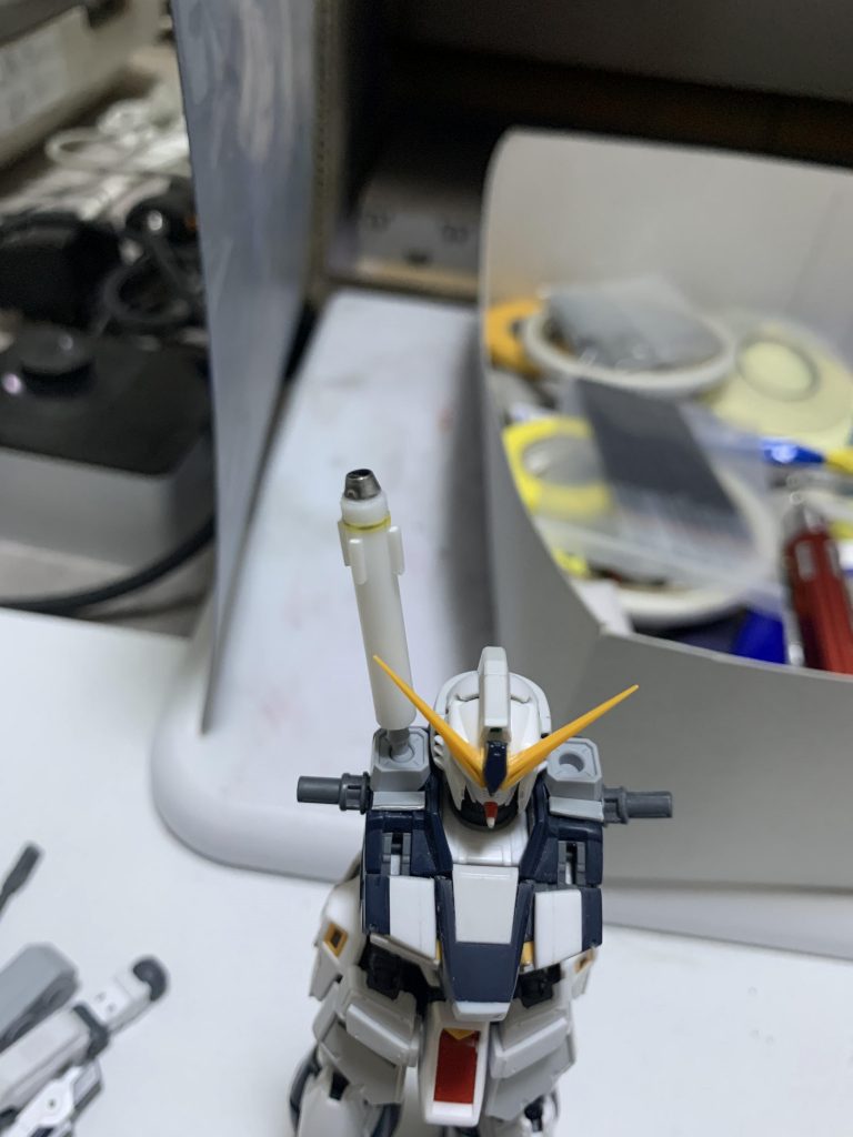 肩のビームサーベルは3mmプラ棒を切り出して先端はMSGのマイナスモールド、サイドはプラ板0.5mmに切り出し貼り付け、根元はビルドパーツのプロペラントタンク（小）の受け側取り付け