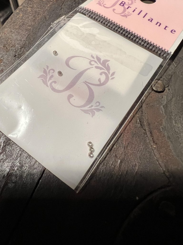 愛用しているメタルパーツ。ツブシダマロジウムという名前で正札がついてました。ほとんど残ってないけど、もともとたくさん入ってます。一袋200円!