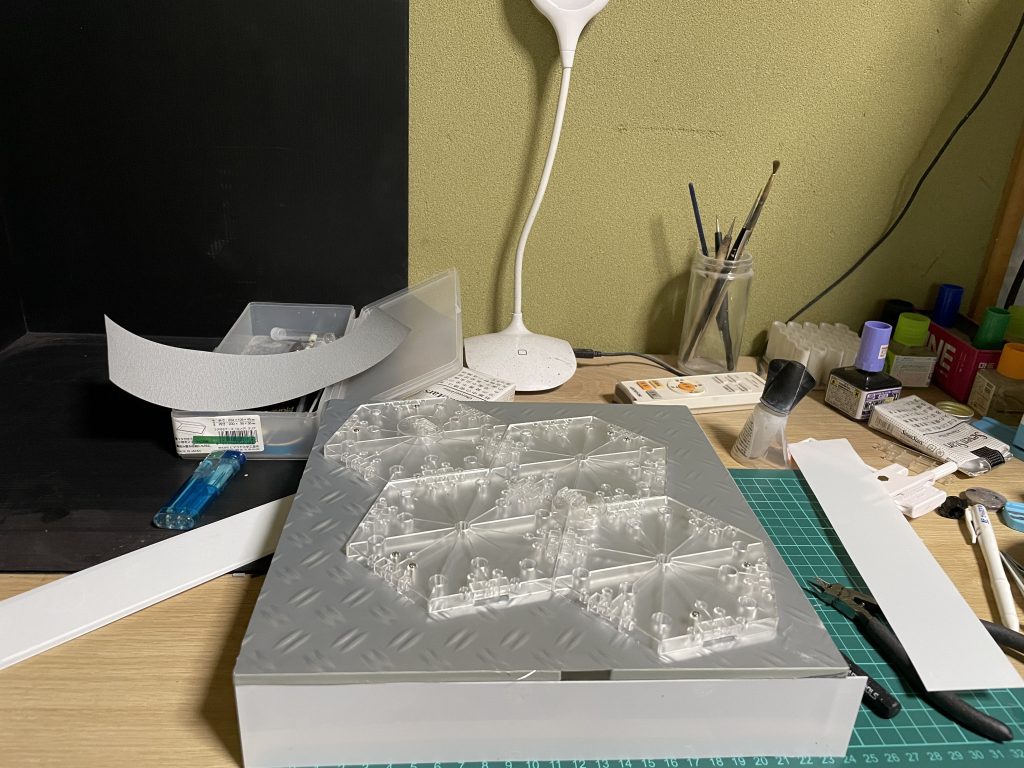 台座は100均シールと建築用の床材で👌