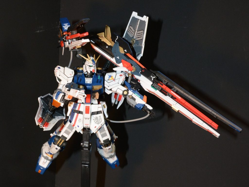 全武装展開、ロングレンジフィンファンネルは動力ケーブルでつないで有線ファンネルになっています。ロングレンジをはずした後にシールドを装着!サ※ダーボルトで見たような・・両腕にマグネットをしこんでシールドかロングレンジかを装備できるようにしました。高出力攻撃の連射でアクシズも蒸発させてやるーーー