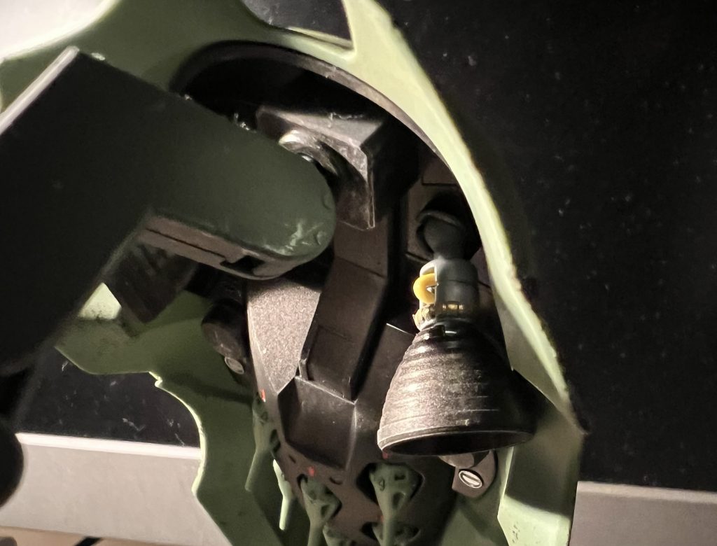 バーニア基部は謎の肉抜きがあるので、黄色被覆の銅線を曲げて仕込んでます。