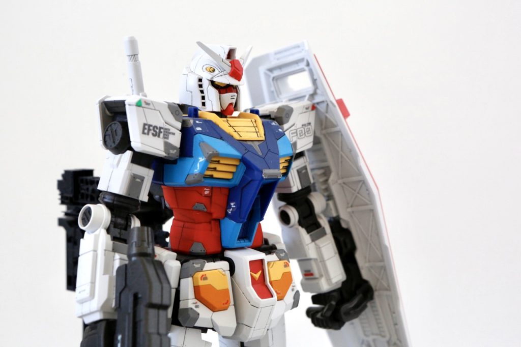 エナメルでスミ入れ後、溶剤多めで拭き取っていたところひさしパーツがひび割れ破損。表面を接着剤で固めましたが、かなり中までダメージが入ってそう。エナメル塗装は注意がいりますね。