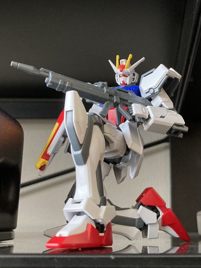 その後はテレビ台の隙間で哨戒任務に就いています。ご覧いただきありがとうございました。