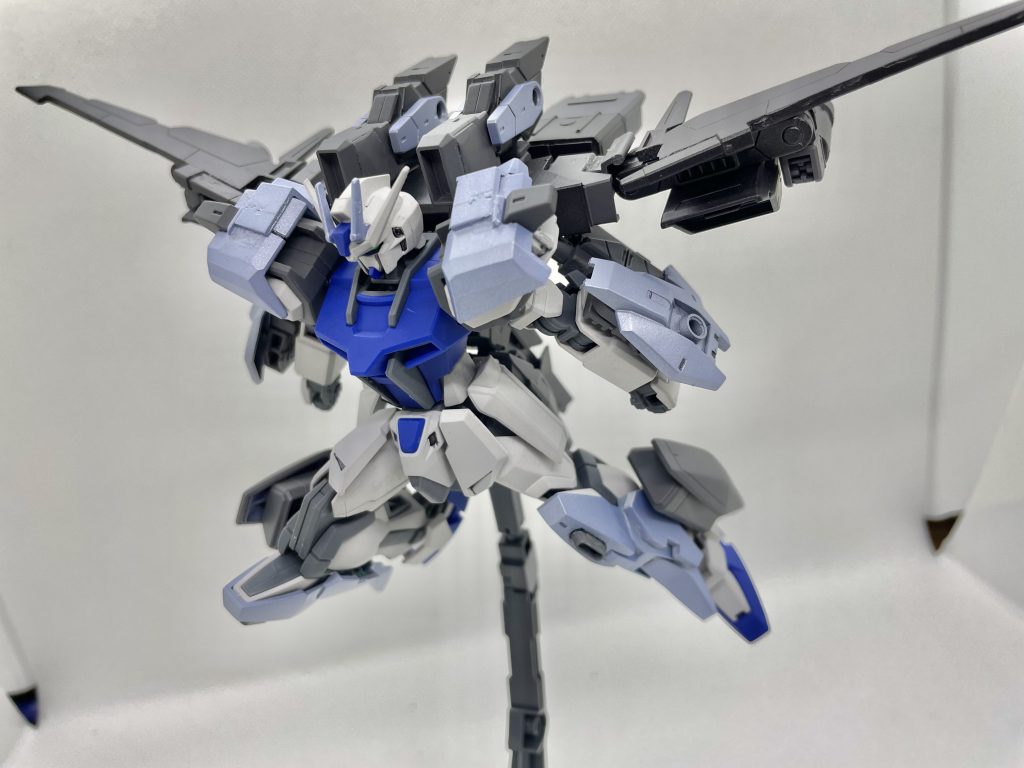 MBF-RP105T+ EW501HM ストライクトルビオン-アメノゴシキ装備-パックを装備することで機動力がさらに底上げされ、空戦において他の追随を許さない高速機動が可能になります。