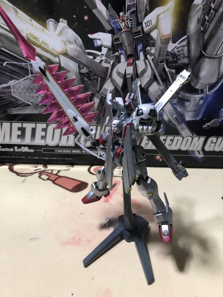 スカルヘッドはガンダムマーカーのEXシルバーで塗りました✨クジャクのビームパーツは大きいですね〜
