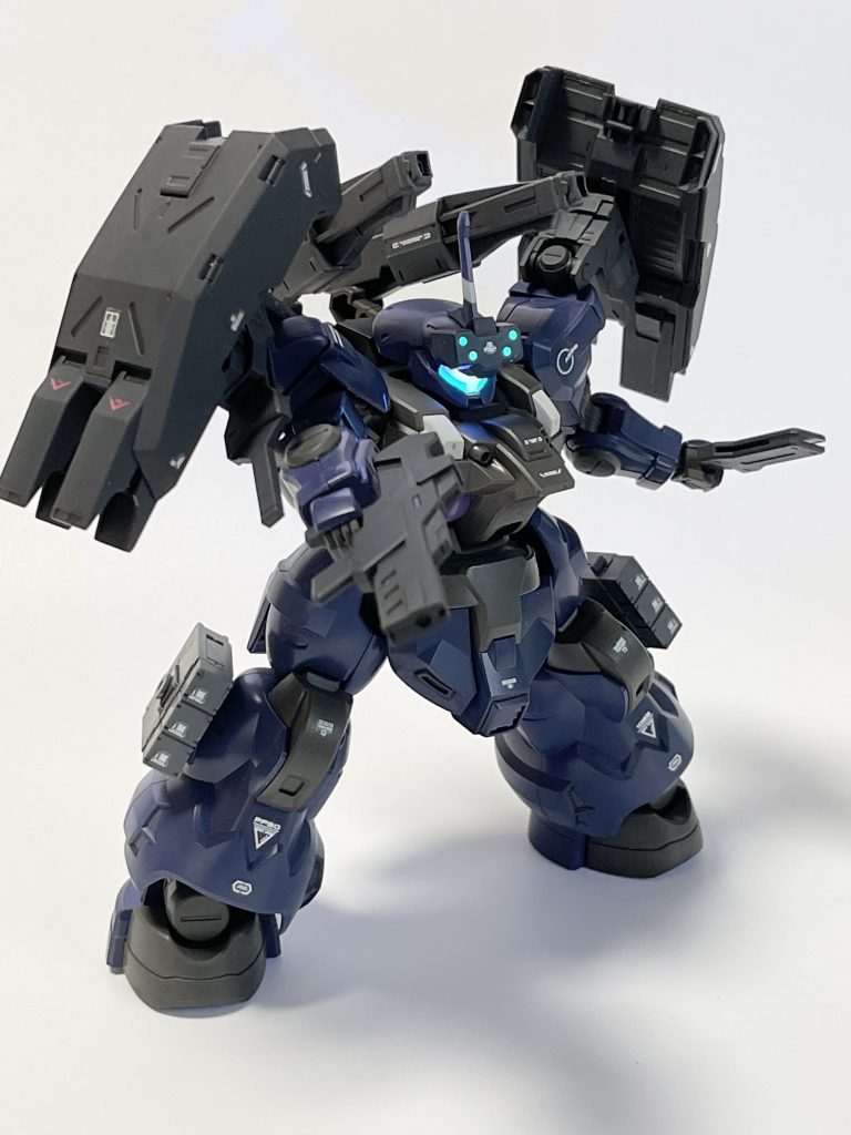 シールド内に格納するビームライフルとトーチで締め。予備兵装で長期戦にも対応します いかがでしたでしょうか?私はガンダム以外も嗜むロボ全般オタクですが、まだ6話なのにこんなカッコいい量産型メカのプラモを売ってくれるんだからガンダムは格が違うなと感心することしきりです。2月のザウォートも予約済みなので、そちらも鋭意構想中です!気に入ってもらえたらTwitterもガンスタもいいね、フォロー等貰えると嬉しいです それではまた〜