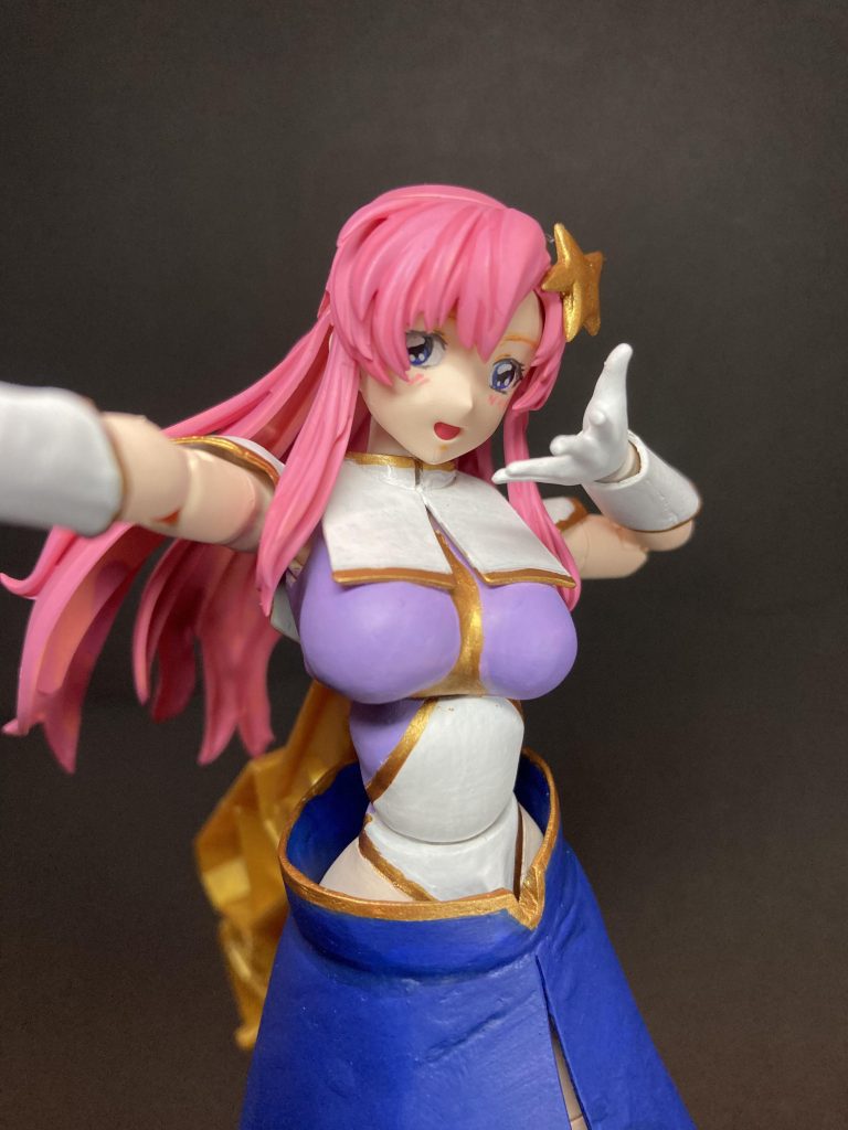 上半身はフミナ先輩の余剰パーツのアヤメさん上半身とフミナ先輩の腕を使ってます。肩口や袖口はヘアアイロンでプラ板加工です。スカートはプラ板貼り合わせからのUVパテとか瞬着、パテの集合体です。