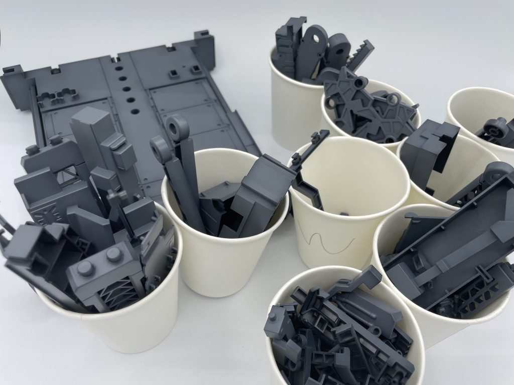 ゲージの塗装だけで毎日少しずつ塗装しながら１週間かかりました🥺なにせ、持ち手が足りない事件が発生して、一気にできませんでした😭笑