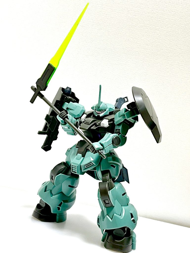 試験兵装「ビームトーチ・サイズ」アタッチメントロッドのもうひとつの使い道が、ビームトーチとの合体機構。垂直に組むことで大鎌状の武器になる。手首とは別の回転軸を得たビームブレードの扱いはモグローのお気に入りであるらしい。