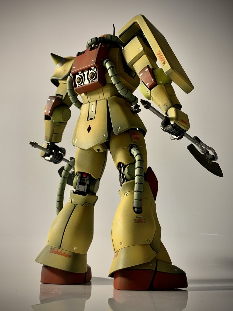 斜め後ろから。カラーリングはアニメ版サンダーボルトのサイコザクmk IIやサンボルザクIから参考にしています。サンダーボルトらしいカラーリングになったと個人的に満足。