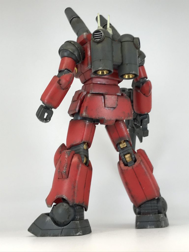 バーニアや関節にメタリック系の差し色を加えてやるとぐっとカッコよくなりますねガンダムマーカーでもほんの数分で見栄えが良くなるので、とてもおすすめですんでもちろん背面はデカールなしの時短製作（笑）