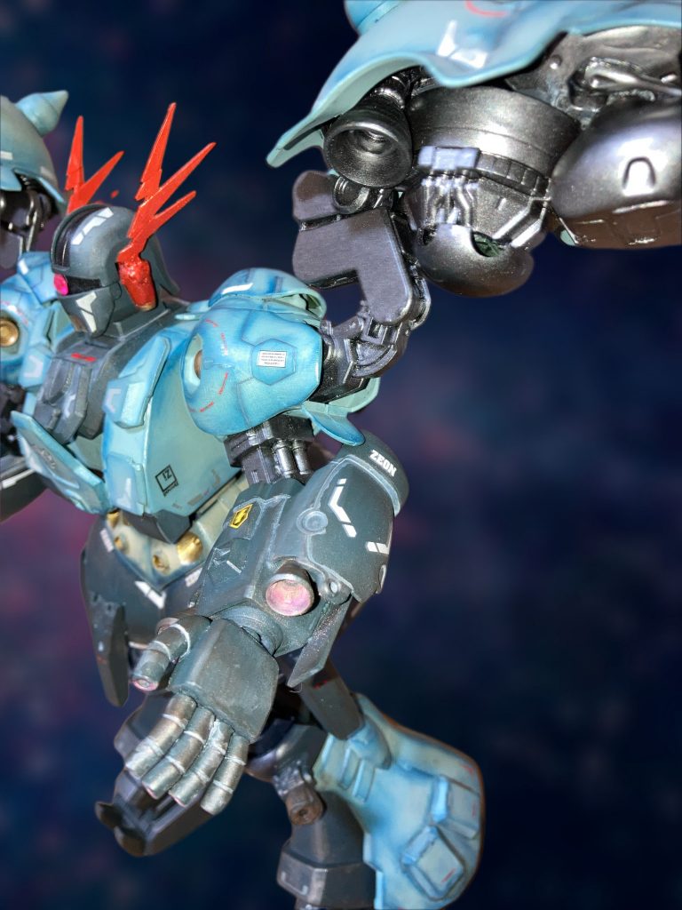 腕は適当にジャンクをミキシング。いかにも分離して飛んで行きそうな感じにイメージして作ってます。タコザクみたいなアナログ感をイメージしてます。