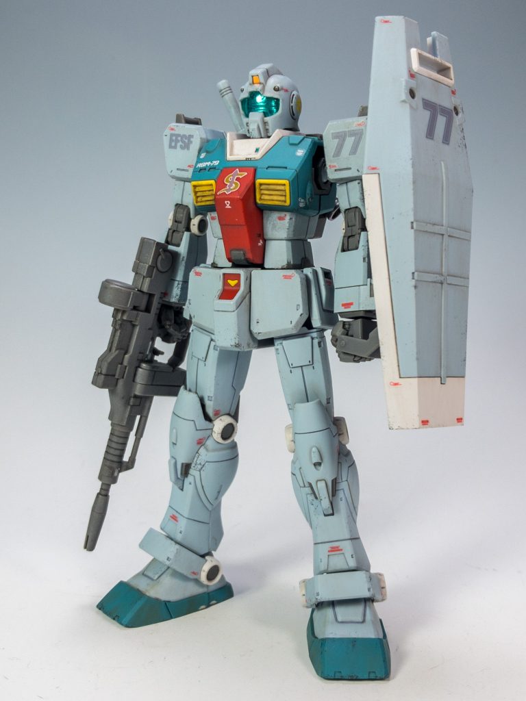 フロントビューです。素のジムなのに、結構デザインが凝ってますね。カラーリングパターンが複雑な割には、パーツ分けでかなり色分けされています。股間のV字マークまでパーツ分けされていたのは驚きです。