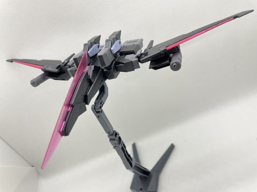 上部に2門のビームカノン、翼下部に対地対空バルカンを装備、機首に当たる部分と翼にビームブレイド発振器が装備されており、一撃離脱の格闘攻撃を行うこともできます。