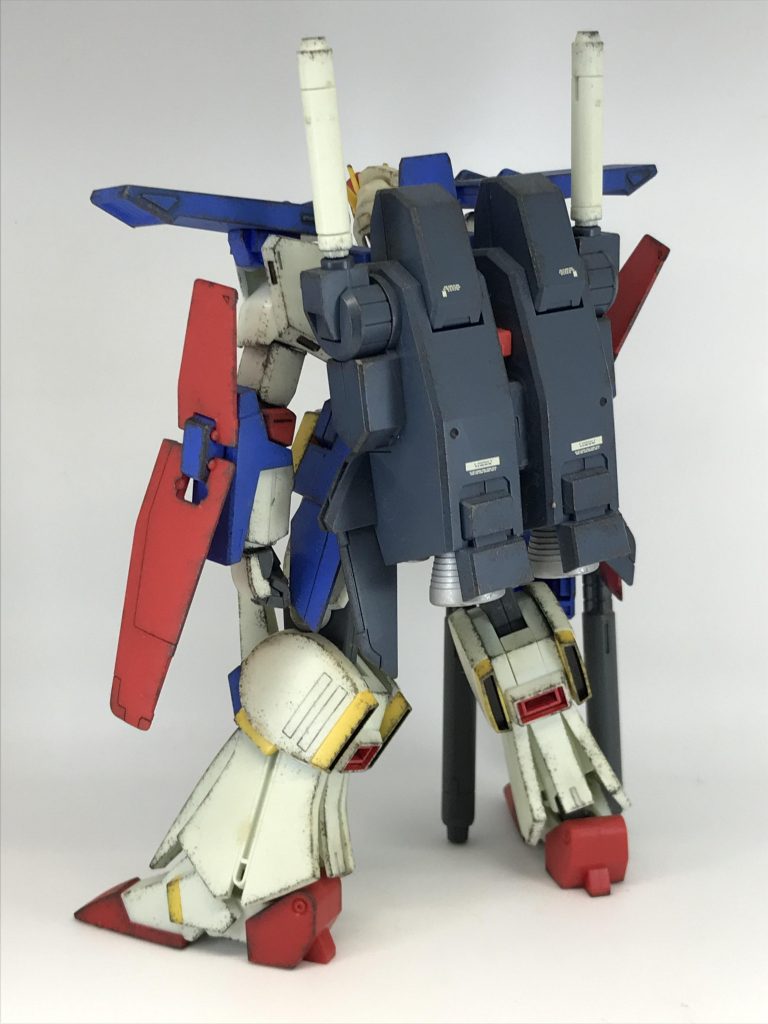 背面は面倒なんでデカール貼らない派なのですが、珍しく貼ってる（笑）そしてバーニアだけマーカー塗装あ、右足のかかと、ウェザリング忘れてますね…適当に作ってるなぁ