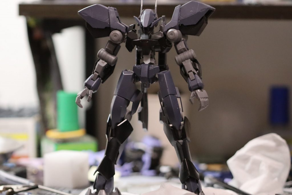 後は股関節の接続軸を延長して、腰のシリンダーを取っ払いプラ板とでかいリベットを追加。あとツノも少し延長しています。